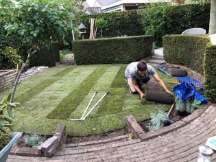 Nieuwe grasmat wordt gelegd door arjaan tuin en boom